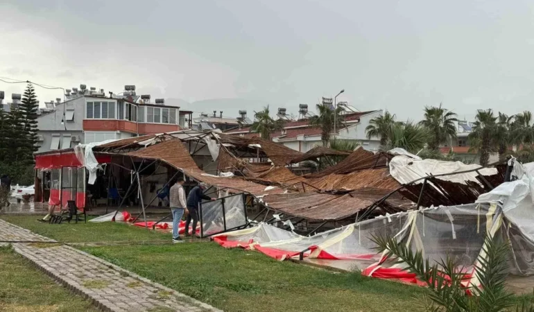 Mersin’de gece boyu fırtına ve sağanak: Bozyazı’da hortum kıyıya ulaştı, Silifke’de dolu, Erdemli’de yollar zarar gördü