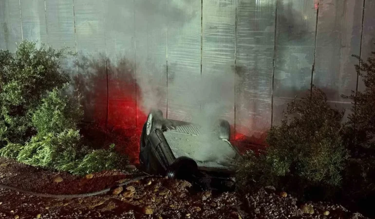 D-400’de Tekmen Aksaz Köprüsü mevkiinde kaza: Araç seraya çarpıp ters döndü, 1 yaralı