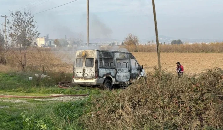 E-5 Kenarında Minibüs Alevlere Teslim Oldu: Araç Kullanılamaz Hale Geldi