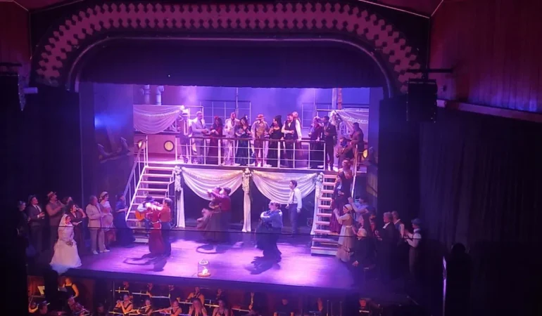 Mersin’de Görkemli Prömiyer: Sanatseverlerden Ayakta Alkış