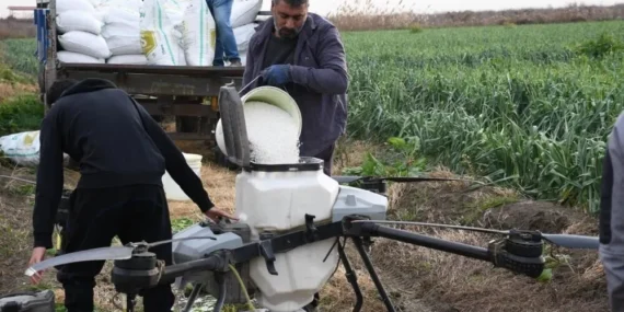Çukurova’da Tarımın Yeni Dönemi: Tarsus’ta 200 Dönüm Pırasa Tarlasına Dronla Gübreleme