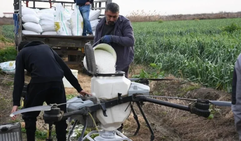 Çukurova’da Tarımın Yeni Dönemi: Tarsus’ta 200 Dönüm Pırasa Tarlasına Dronla Gübreleme