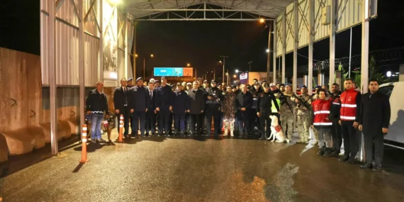Mersin’de Yılbaşı Gecesi Huzurla Geçti: Güvenlik, Trafik ve Sağlık Ekipleri Tam Kadro Sahadaydı