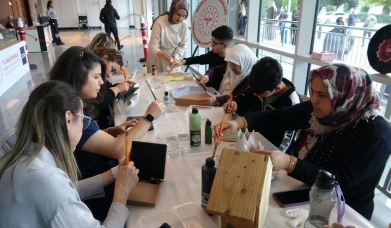 Mersin Şehir Hastanesi’nde Sanat Etkinliği: Seramik ve Ahşap Boyama Moral Oldu