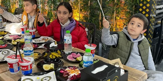 Dilara Ceylan Yardım Derneği’nden Miniklere Tantuni Sürprizi: Mutluluk “Bi Takviye Tantuni”de Buluştu