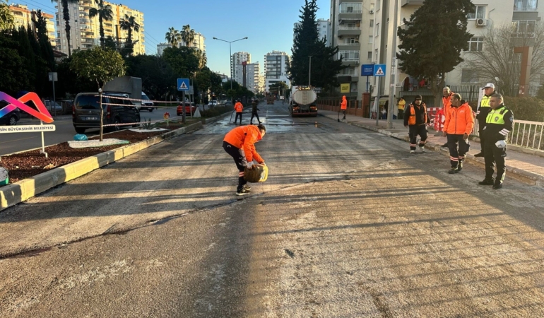 Sel sonrası Cengiz Topel Köprüsü’nde gece mesaisi: Tahkimat tamamlandı, yol sabah trafiğe açıldı