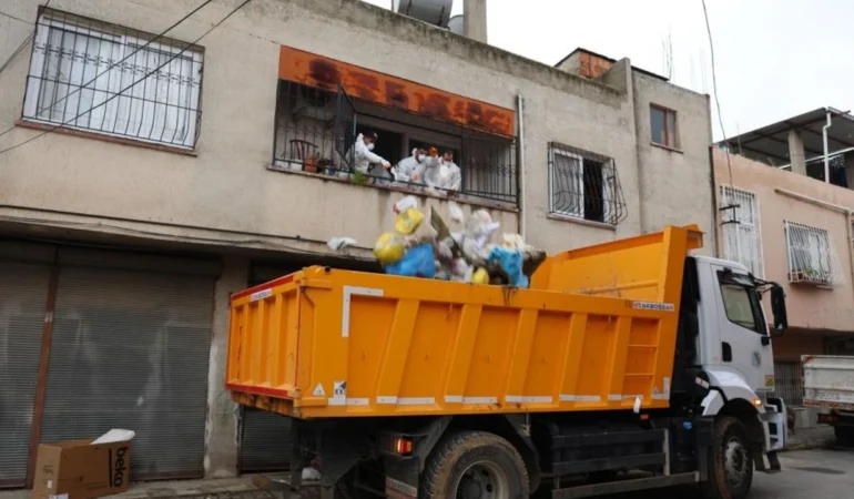 Şikayet üzerine temizlenen evden kamyonlarca çöp çıktı: Atıkların arasında 115 bin lira ve ruhsatsız silah bulundu
