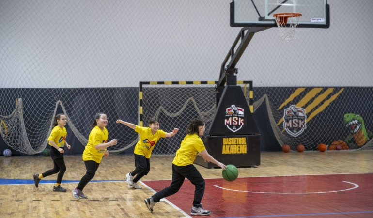 Mersinli dördüzler parkede büyüyor: Hayalleri de “çarpı 4”