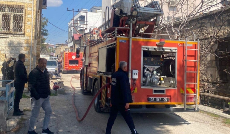 Mut’ta 3 Katlı Binanın Çatı Katı Alevlere Teslim Oldu: Yangın Kısa Sürede Söndürüldü
