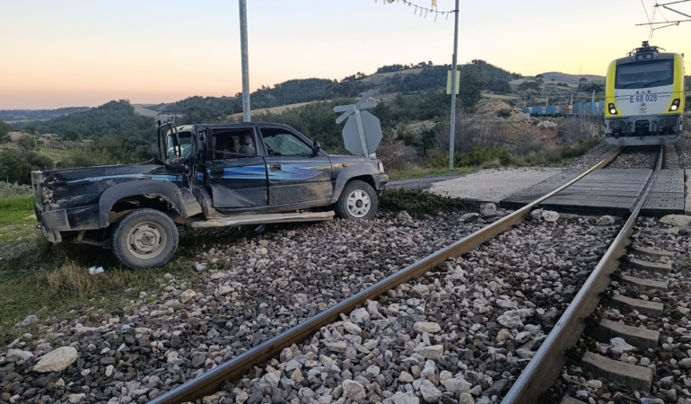 Tarsus’ta trenin çarptığı pikapta hasar oluştu