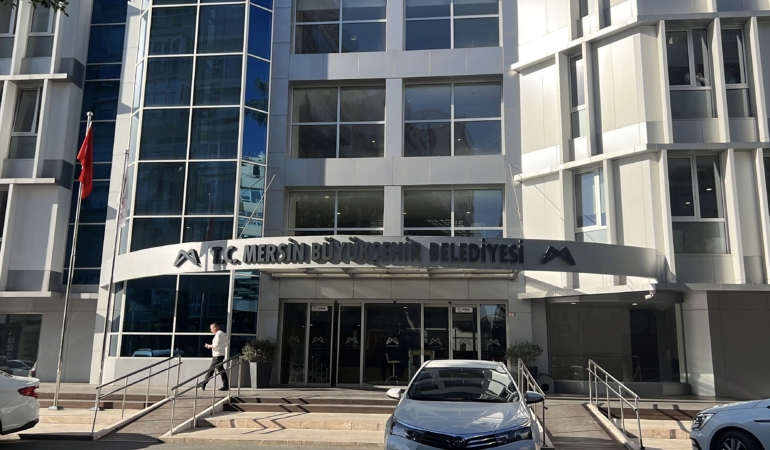 Mersin Büyükşehir Belediyesi’ne ihaleye fesat ve rüşvet soruşturması kapsamında operasyon