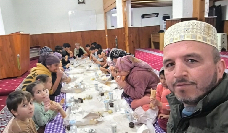 Yeşilovacık’ta çocuklar Oğuzlar Camii’nde aynı sofrada buluştu