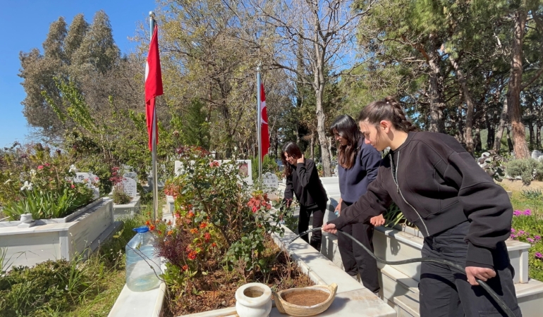 Bozyazı’da öğrencilerden şehitlere ziyaret