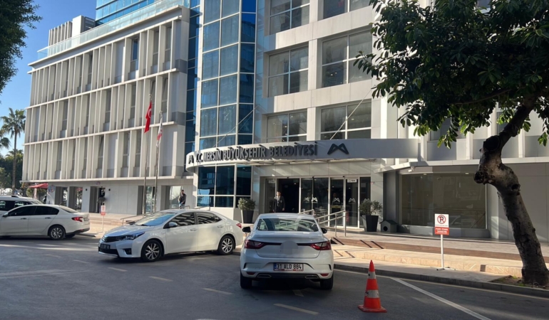 Mersin’deki ihale yolsuzluğu operasyonunda gözaltına alınanların sorgusu sürüyor
