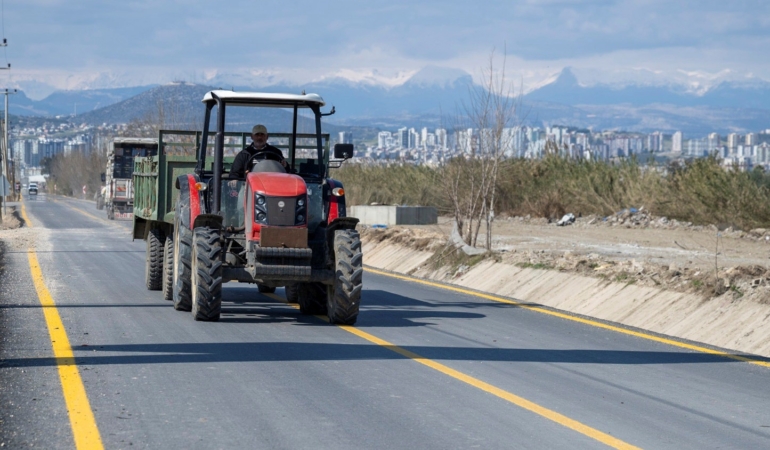 Tarsus’ta çiftçileri sevindiren yol çalışması