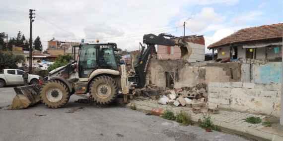 Akdeniz’de tehlike saçan metruk yapılar yıkılıyor