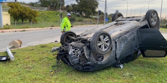 Otomobil 2 direk devirip ters döndü, araçtakiler yara almadan kurtuldu
