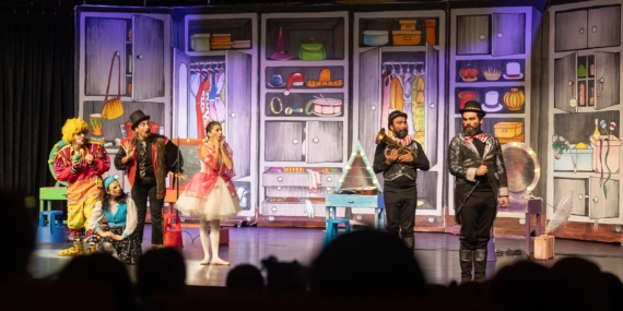 Mersin Şehir Tiyatrosu ‘Dünya Tiyatro Günü’nü binlerce seyirciyle kutladı