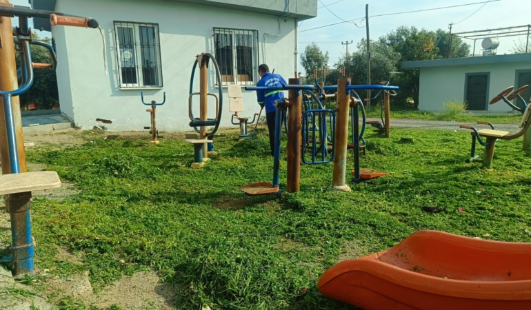 Akdeniz’de bahar temizliği: Parklar yaza hazırlanıyor