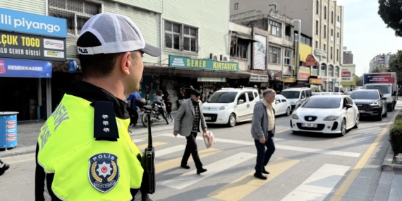 Yayalara yol vermeyen sürücülere ceza kesildi