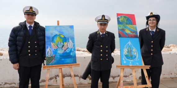 Denizden sahil güvenlik, havadan paramotorlar destek verdi, öğrenciler suyun önemine dikkat çekti