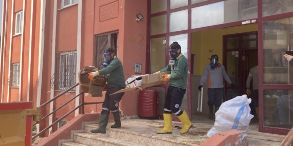 Ekipler gaz maskesiyle girdi iki günde temizledi: Evden 7 kamyonet çöp çıktı