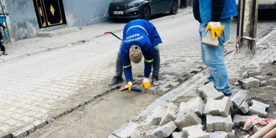 Akdeniz’de yol ve kaldırımlar yenileniyor