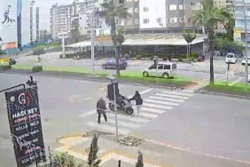 MOTOKURYE KIZ ÇOCUĞUNA ÇARPTI, O ANLAR GÜVENLİK KAMERASINDA