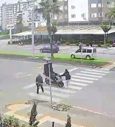 MOTOKURYE KIZ ÇOCUĞUNA ÇARPTI, O ANLAR GÜVENLİK KAMERASINDA