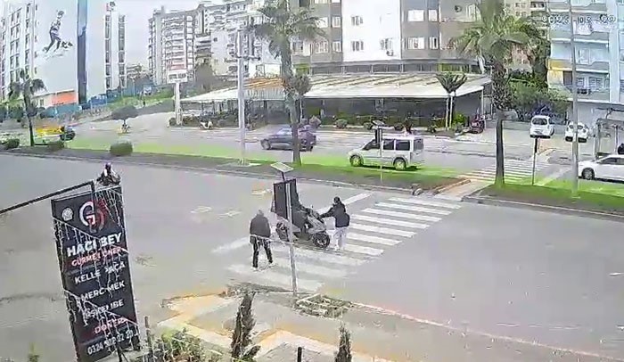 Motokurye kız çocuğuna çarptı, o anlar güvenlik kamerasında