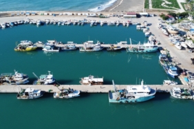 FIRTINALI AKDENİZ, BALIKÇILARI BARINAĞA HAPSETTİ TÜRKİYE'NİN ÖNEMLİ LİMAN KENTLERİNDEN MERSİN'DE BALIKÇILIK SEZONUNUN SONUNA GELİNİRKEN, AKDENİZ'DE ETKİLİ OLAN FIRTINALAR TEKNELERİN AÇILMASINA İZİN VERMEDİ