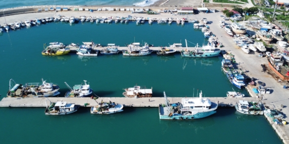 Fırtınalı Akdeniz, balıkçıları barınağa hapsetti