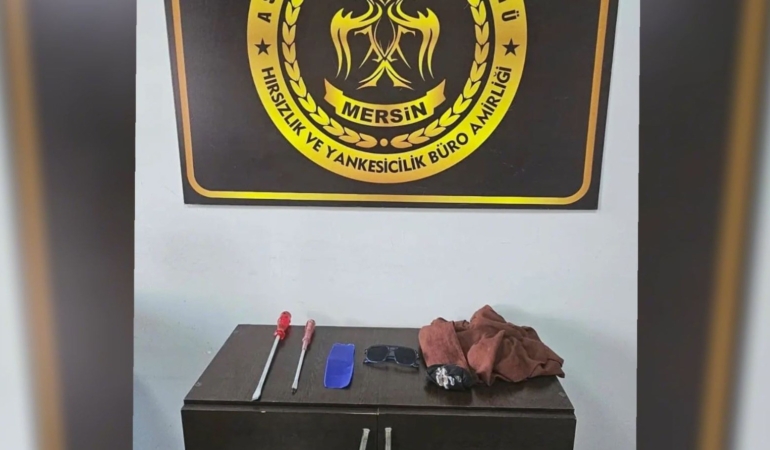 Mersin’de evleri soyan kadın hırsızlar minibüste polise yakalandı