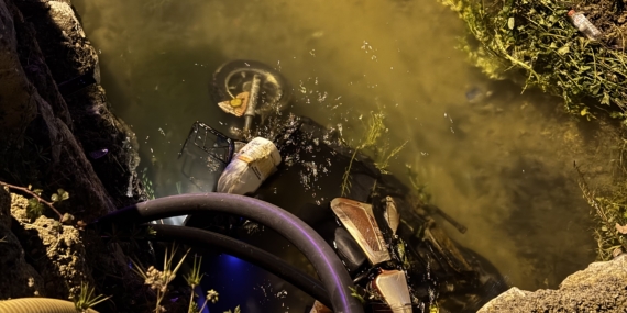 Otomobilin çarptığı elektrikli bisiklet kanala düştü: 1 ölü, 1 yaralı