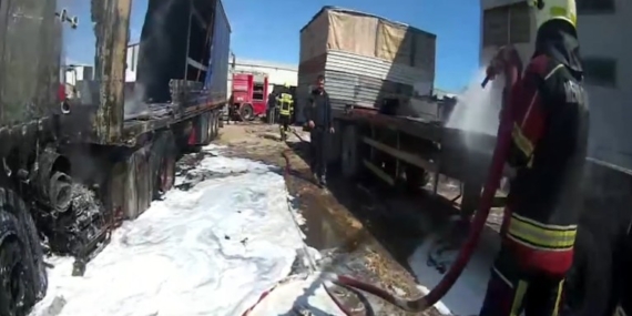 Mersin’de yangın, tırlar hurdaya döndü