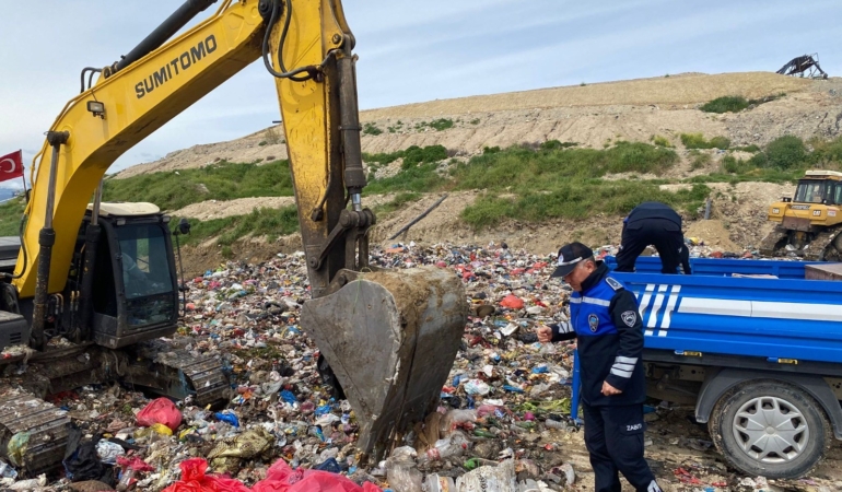 Mersin’de sağlıksız şekilde taşınan çiğ köfte kolilerine el konuldu