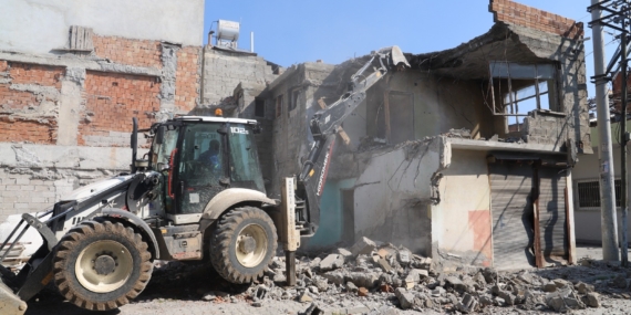 Akdeniz Belediyesi metruk binaları kontrollü şekilde yıkıyor