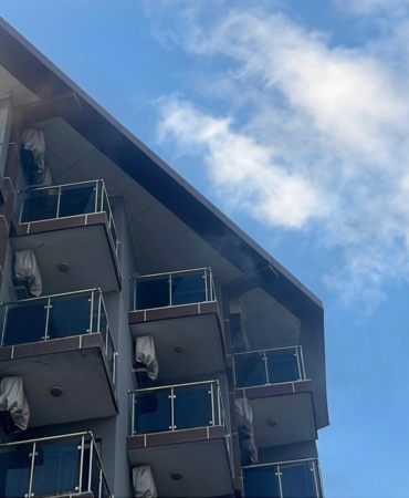 ALANYA'DA TADİLATTAKİ OTELDE ÇIKAN YANGIN KORKUTTU