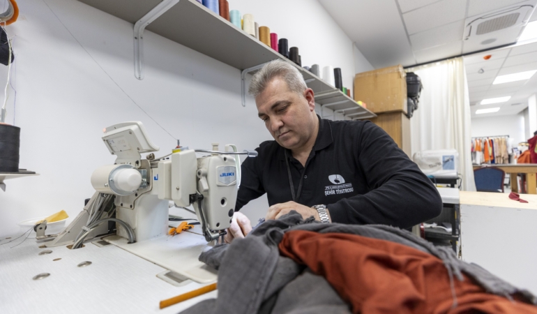 Mersin Büyükşehir Belediyesi Şehir Tiyatrosunda kostümler usta ellerde hazırlanıyor