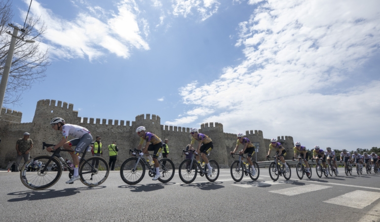 TOUR OF MERSİN'İN İLK ETABI ANAMUR'DAN BAŞLADI, SPORCULAR 118 KİLOMETRE PEDALLADI
