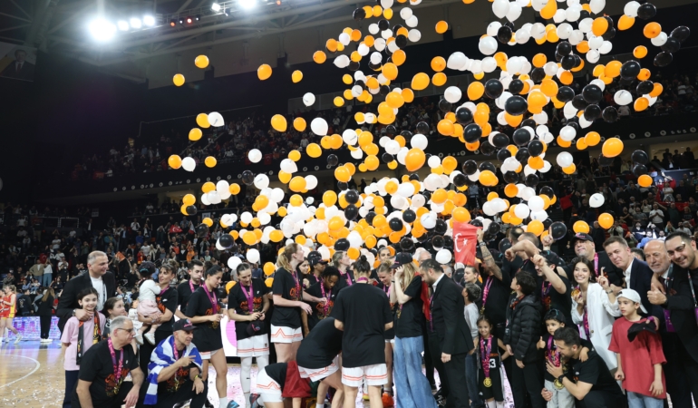 Bakan Bak, ÇBK Mersin’in şampiyonluk sevincine ortak oldu