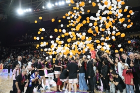 BAKAN BAK, ÇBK MERSİN'İN ŞAMPİYONLUK SEVİNCİNE ORTAK OLDU