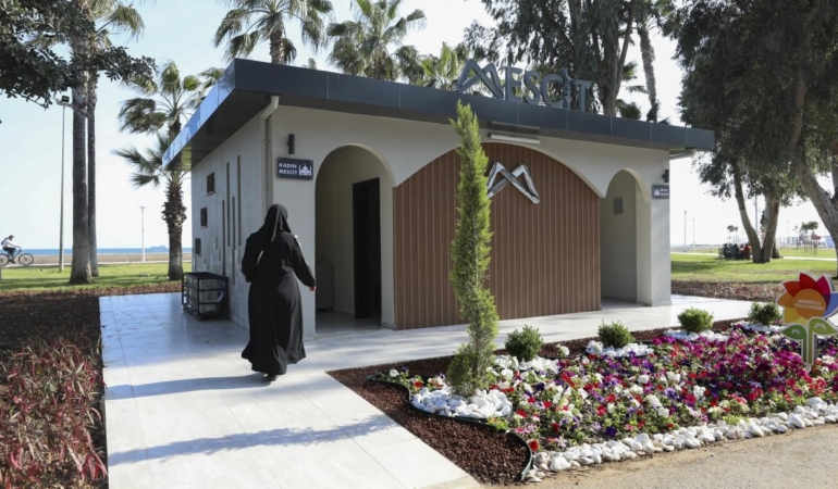 Mersin’de sahil bandına modern mescit