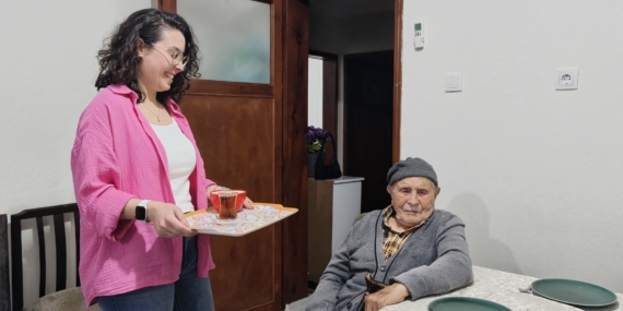 Mustafa dede, 102’nci yaş gününü çocukları ve torunlarıyla kutladı