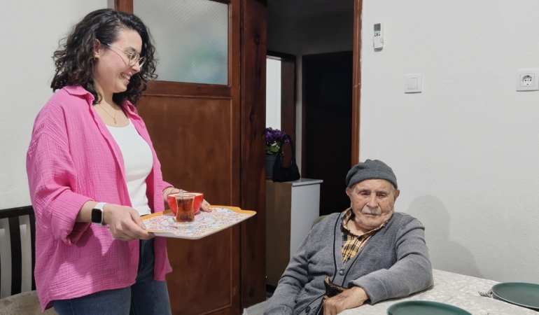 Mustafa dede, 102’nci yaş gününü çocukları ve torunlarıyla kutladı