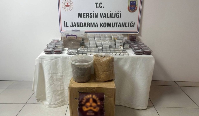 Mersin’de 2 şüpheli binlerce kaçak makaronla yakalandı