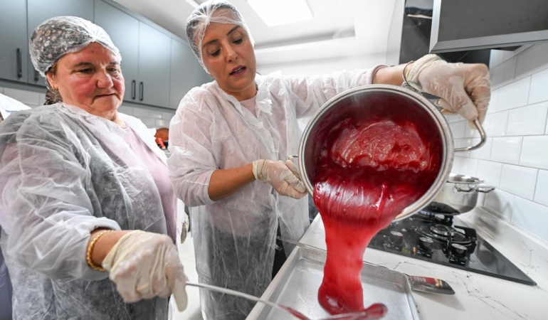 Mersin’de kan portakallı lokum üretildi