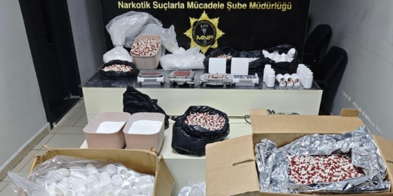 Mersin’de sentetik ecza imalathanesine operasyon: Binlerce hap ele geçirildi, 2 tutuklama