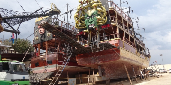 Turizm sezonu öncesi gezi tekneleri bakıma alındı