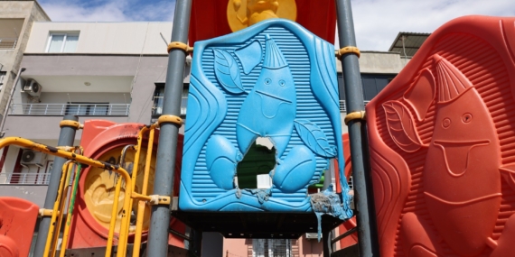 Mersin’de çocuk parkına çirkin saldırı: Oyun grupları ateşe verildi